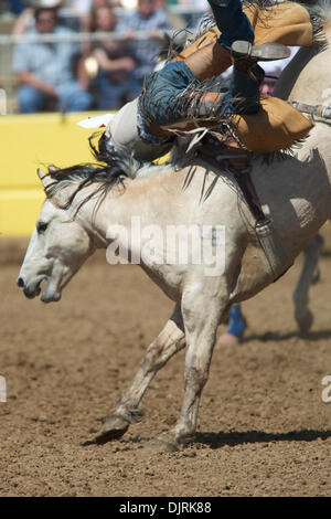 17. April 2010 - Red Bluff, Kalifornien, USA - 17. April 2010: Bareback Reiter Nathan Bayes von Adrian, oder bei der 2010 Red Bluff Round-Up an der Tehama County Fairgrounds in Red Bluff, CA. (Credit-Bild: © Matt Cohen/Southcreek Global/ZUMApress.com) Stockfoto