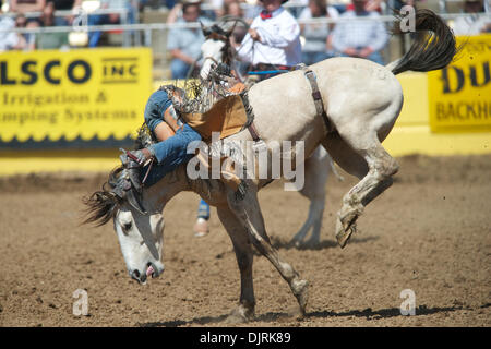 17. April 2010 - Red Bluff, Kalifornien, USA - 17. April 2010: Bareback Reiter Nathan Bayes von Adrian, oder bei der 2010 Red Bluff Round-Up an der Tehama County Fairgrounds in Red Bluff, CA. (Credit-Bild: © Matt Cohen/Southcreek Global/ZUMApress.com) Stockfoto