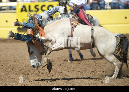 17. April 2010 - Red Bluff, Kalifornien, USA - 17. April 2010: Bareback Reiter Nathan Bayes von Adrian, oder bei der 2010 Red Bluff Round-Up an der Tehama County Fairgrounds in Red Bluff, CA. (Credit-Bild: © Matt Cohen/Southcreek Global/ZUMApress.com) Stockfoto