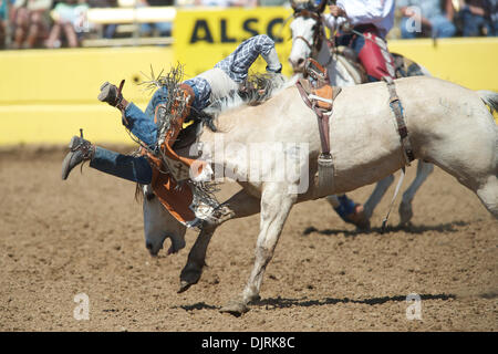 17. April 2010 - Red Bluff, Kalifornien, USA - 17. April 2010: Bareback Reiter Nathan Bayes von Adrian, oder bei der 2010 Red Bluff Round-Up an der Tehama County Fairgrounds in Red Bluff, CA. (Credit-Bild: © Matt Cohen/Southcreek Global/ZUMApress.com) Stockfoto