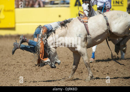 17. April 2010 - Red Bluff, Kalifornien, USA - 17. April 2010: Bareback Reiter Nathan Bayes von Adrian, oder bei der 2010 Red Bluff Round-Up an der Tehama County Fairgrounds in Red Bluff, CA. (Credit-Bild: © Matt Cohen/Southcreek Global/ZUMApress.com) Stockfoto