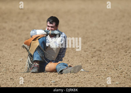 17. April 2010 - Red Bluff, Kalifornien, USA - 17. April 2010: Bareback Reiter Nathan Bayes von Adrian, oder bei der 2010 Red Bluff Round-Up an der Tehama County Fairgrounds in Red Bluff, CA. (Credit-Bild: © Matt Cohen/Southcreek Global/ZUMApress.com) Stockfoto