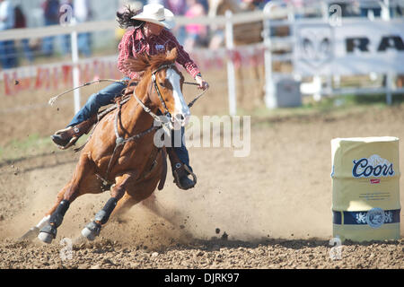 17. April 2010 - Red Bluff, Kalifornien, USA - 17. April 2010: Barrel Racer Sonia Gorrell konkurriert bei der 2010 Red Bluff Round-Up an der Tehama County Fairgrounds in Red Bluff, CA. (Credit-Bild: © Matt Cohen/Southcreek Global/ZUMApress.com) Stockfoto