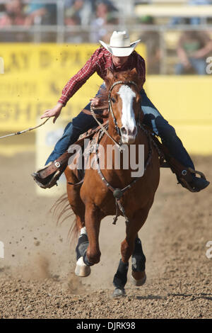 17. April 2010 - Red Bluff, Kalifornien, USA - 17. April 2010: Barrel Racer Sonia Gorrell konkurriert bei der 2010 Red Bluff Round-Up an der Tehama County Fairgrounds in Red Bluff, CA. (Credit-Bild: © Matt Cohen/Southcreek Global/ZUMApress.com) Stockfoto