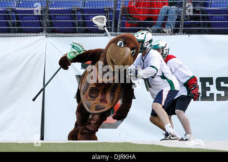 17. April 2010 - Baltimore, Maryland, USA - 17. April 2010: John Hopkins und Maryland Maskottchen während Lacrosse Spielaktion am Smartlink Day Rivalen M & T Bank Stadium in Baltimore, Maryland statt.  Die Maryland Warften besiegte die Hopkins Blue Jays 10-9. (Kredit-Bild: © Alex Cena/Southcreek Global/ZUMApress.com) Stockfoto