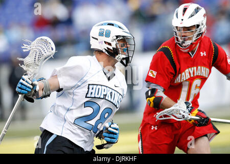 17. April 2010 - Baltimore, Maryland, USA - 17. April 2010: Hopkins Mittelfeldspieler Marshall Burkhart (28) und Maryland kurze Stick Mittelfeldspieler Dean Hart (16) während der Lacrosse Spielaktion am Smartlink Day Rivalen M & T Bank Stadium in Baltimore, Maryland statt.  Die Maryland Warften besiegte die Hopkins Blue Jays 10-9. (Kredit-Bild: © Alex Cena/Southcreek Global/ZUMApress.com) Stockfoto