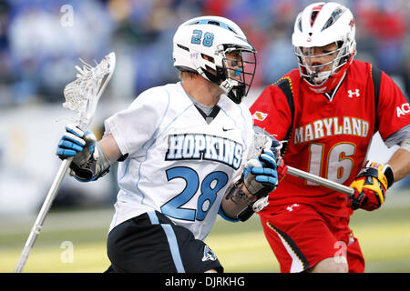 17. April 2010 - Baltimore, Maryland, USA - 17. April 2010: Hopkins Mittelfeldspieler Marshall Burkhart (28) und Maryland kurze Stick Mittelfeldspieler Dean Hart (16) während der Lacrosse Spielaktion am Smartlink Day Rivalen M & T Bank Stadium in Baltimore, Maryland statt.  Die Maryland Warften besiegte die Hopkins Blue Jays 10-9. (Kredit-Bild: © Alex Cena/Southcreek Global/ZUMApress.com) Stockfoto