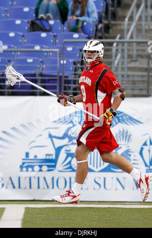 17. April 2010 - Baltimore, Maryland, USA - 17. April 2010: Maryland Verteidiger Max Schmidt (9) während der Lacrosse Spielaktion am Smartlink Day Rivalen M & T Bank Stadium in Baltimore, Maryland statt.  Die Maryland Warften besiegte die Hopkins Blue Jays 10-9. (Kredit-Bild: © Alex Cena/Southcreek Global/ZUMApress.com) Stockfoto