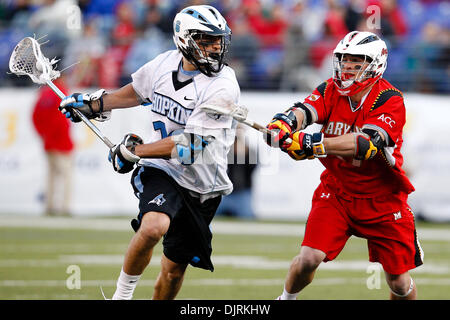 17. April 2010 - Baltimore, Maryland, USA - 17. April 2010: Hopkins Mittelfeldspieler Lee Kupferschmied (16) und Maryland kurze Stick Mittelfeldspieler Bryn Holmes (17) während der Lacrosse Spielaktion am Smartlink Day Rivalen M & T Bank Stadium in Baltimore, Maryland statt.  Die Maryland Warften besiegte die Hopkins Blue Jays 10-9. (Kredit-Bild: © Alex Cena/Southcreek Global/ZUMApress.com) Stockfoto