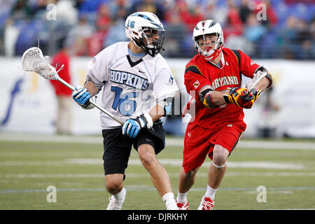 17. April 2010 - Baltimore, Maryland, USA - 17. April 2010: Hopkins Mittelfeldspieler Lee Kupferschmied (16) und Maryland kurze Stick Mittelfeldspieler Bryn Holmes (17) während der Lacrosse Spielaktion am Smartlink Day Rivalen M & T Bank Stadium in Baltimore, Maryland statt.  Die Maryland Warften besiegte die Hopkins Blue Jays 10-9. (Kredit-Bild: © Alex Cena/Southcreek Global/ZUMApress.com) Stockfoto