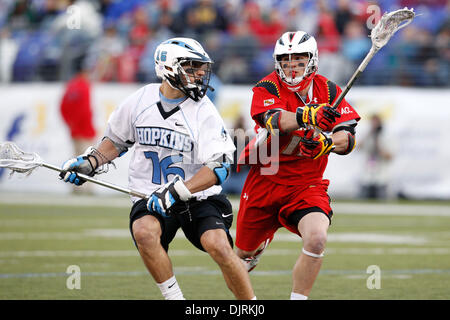 17. April 2010 - Baltimore, Maryland, USA - 17. April 2010: Hopkins Mittelfeldspieler Lee Kupferschmied (16) und Maryland kurze Stick Mittelfeldspieler Bryn Holmes (17) während der Lacrosse Spielaktion am Smartlink Day Rivalen M & T Bank Stadium in Baltimore, Maryland statt.  Die Maryland Warften besiegte die Hopkins Blue Jays 10-9. (Kredit-Bild: © Alex Cena/Southcreek Global/ZUMApress.com) Stockfoto