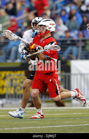 17. April 2010 - Baltimore, Maryland, USA - 17. April 2010: Maryland kurze Stick Mittelfeldspieler Bryn Holmes (17) während der Lacrosse Spielaktion am Smartlink Day Rivalen M & T Bank Stadium in Baltimore, Maryland statt.  Die Maryland Warften besiegte die Hopkins Blue Jays 10-9. (Kredit-Bild: © Alex Cena/Southcreek Global/ZUMApress.com) Stockfoto