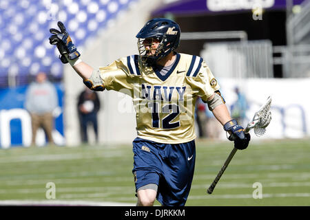 17. April 2010 - Baltimore, Maryland, USA - 17. April 2010: Navy Mittelfeldspieler Kevin Doyle (12) während der Lacrosse Spielaktion am Smartlink Day Rivalen M & T Bank Stadium in Baltimore, Maryland statt.  Army Black Knights besiegte die Navy Midshipmen 7-6. (Kredit-Bild: © Alex Cena/Southcreek Global/ZUMApress.com) Stockfoto