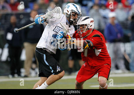 17. April 2010 - Baltimore, Maryland, USA - 17. April 2010: Hopkins Mittelfeldspieler Lee Kupferschmied (16) und Maryland kurze Stick Mittelfeldspieler Bryn Holmes (17) während der Lacrosse Spielaktion am Smartlink Day Rivalen M & T Bank Stadium in Baltimore, Maryland statt.  Die Maryland Warften besiegte die Hopkins Blue Jays 10-9. (Kredit-Bild: © Alex Cena/Southcreek Global/ZUMApress.com) Stockfoto