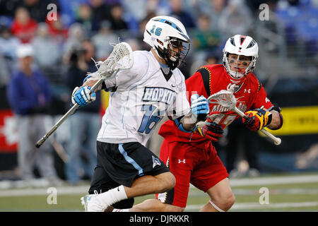 17. April 2010 - Baltimore, Maryland, USA - 17. April 2010: Hopkins Mittelfeldspieler Lee Kupferschmied (16) und Maryland kurze Stick Mittelfeldspieler Bryn Holmes (17) während der Lacrosse Spielaktion am Smartlink Day Rivalen M & T Bank Stadium in Baltimore, Maryland statt.  Die Maryland Warften besiegte die Hopkins Blue Jays 10-9. (Kredit-Bild: © Alex Cena/Southcreek Global/ZUMApress.com) Stockfoto