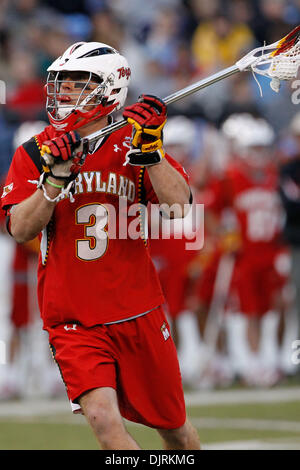 17. April 2010 - Baltimore, Maryland, USA - 17. April 2010: Maryland Mittelfeldspieler Jake Bernhardt (3) während der Lacrosse Spielaktion am Smartlink Day Rivalen M & T Bank Stadium in Baltimore, Maryland statt.  Die Maryland Warften besiegte die Hopkins Blue Jays 10-9. (Kredit-Bild: © Alex Cena/Southcreek Global/ZUMApress.com) Stockfoto