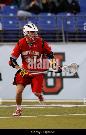 17. April 2010 - Baltimore, Maryland, USA - 17. April 2010: Maryland Attackman Ryan Young (27) während der Lacrosse Spielaktion am Smartlink Day Rivalen M & T Bank Stadium in Baltimore, Maryland statt.  Die Maryland Warften besiegte die Hopkins Blue Jays 10-9. (Kredit-Bild: © Alex Cena/Southcreek Global/ZUMApress.com) Stockfoto