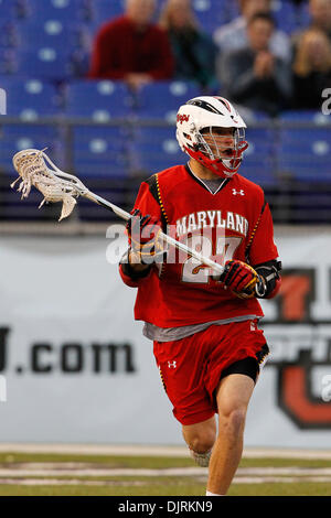 17. April 2010 - Baltimore, Maryland, USA - 17. April 2010: Maryland Attackman Ryan Young (27) während der Lacrosse Spielaktion am Smartlink Day Rivalen M & T Bank Stadium in Baltimore, Maryland statt.  Die Maryland Warften besiegte die Hopkins Blue Jays 10-9. (Kredit-Bild: © Alex Cena/Southcreek Global/ZUMApress.com) Stockfoto