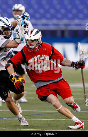 17. April 2010 - Baltimore, Maryland, USA - 17. April 2010: Maryland Mittelfeldspieler Drew Snider (32) während der Lacrosse Spielaktion am Smartlink Day Rivalen M & T Bank Stadium in Baltimore, Maryland statt.  Die Maryland Warften besiegte die Hopkins Blue Jays 10-9. (Kredit-Bild: © Alex Cena/Southcreek Global/ZUMApress.com) Stockfoto