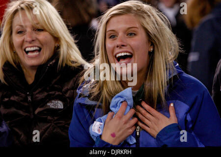 17. April 2010 - Baltimore, Maryland, USA - 17. April 2010: Fans während Lacrosse Spielaktion am Smartlink Day Rivalen statt M & T Bank Stadium in Baltimore, Maryland.  Die Maryland Warften besiegte die Hopkins Blue Jays 10-9. (Kredit-Bild: © Alex Cena/Southcreek Global/ZUMApress.com) Stockfoto