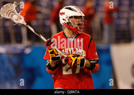 17. April 2010 - Baltimore, Maryland, USA - 17. April 2010: Maryland Attackman Ryan Young (27) während der Lacrosse Spielaktion am Smartlink Day Rivalen M & T Bank Stadium in Baltimore, Maryland statt.  Die Maryland Warften besiegte die Hopkins Blue Jays 10-9. (Kredit-Bild: © Alex Cena/Southcreek Global/ZUMApress.com) Stockfoto