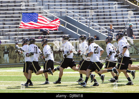 24. April 2010 - West Point, New York, USA - 24. April 2010: Militärmannschaft laufen auf das Feld mit der amerikanischen Fahne vor Lacrosse-Aktion in die Heilig Kreuz Kreuzfahrer an Army Black Knights Spiel bei Michie Stadum in West Point, New York statt.  Die Kreuzfahrer fiel auf den schwarzen Knightys 13-10. (Kredit-Bild: © Alex Cena/Southcreek Global/ZUMApress.com) Stockfoto