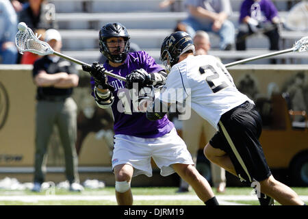 24. April 2010 - West Point, New York, USA - 24. April 2010: '' Armee Defenseman Henderson, Tim (21)'' und Heilig Kreuz Mittelfeldspieler Andrew Morici (18) bei Lacrosse-Aktion in die Heilig Kreuz Kreuzfahrer an Army Black Knights Spiel auf Michie Stadum in West Point, New York statt.  Die Kreuzfahrer fiel auf den schwarzen Knightys 13-10. (Kredit-Bild: © Alex Cena/Southcreek Global/ZUMApress.com) Stockfoto