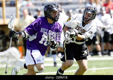 24. April 2010 - West Point, New York, USA - 24. April 2010: Holy Cross Mittelfeldspieler Andrew Morici (18) und '' Armee Mittelfeldspieler Sauter, Charlie (16)'' bei Lacrosse-Aktion in die Heilig Kreuz Kreuzfahrer an Army Black Knights Spiel auf Michie Stadum in West Point, New York statt.  Die Kreuzfahrer fiel auf den schwarzen Knightys 13-10. (Kredit-Bild: © Alex Cena/Southcreek Global/ZUMApress.com) Stockfoto