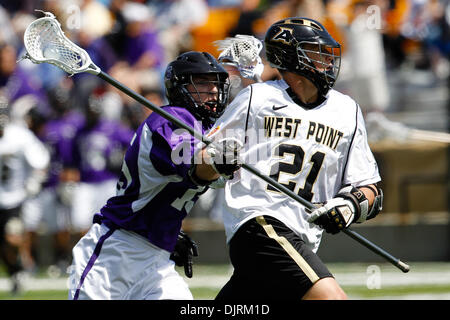 24. April 2010 - West Point, New York, USA - 24. April 2010: '' Armee Defenseman Henderson, Tim (21)'' während Lacrosse-Aktion in der Heilig Kreuz Kreuzritter bei Army Black Knights Spiel bei Michie Stadum in West Point, New York statt.  Die Kreuzfahrer fiel auf den schwarzen Knightys 13-10. (Kredit-Bild: © Alex Cena/Southcreek Global/ZUMApress.com) Stockfoto