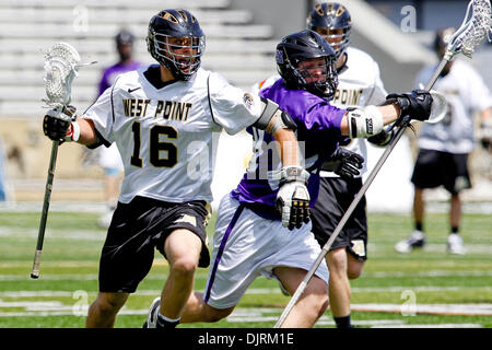 24. April 2010 - West Point, New York, USA - 24. April 2010: '' Armee Mittelfeldspieler Sauter, Charlie (16)'' und Heilig Kreuz Verteidiger David Henry (21) während der Lacrosse-Aktion in die Heilig Kreuz Kreuzfahrer an Army Black Knights Spiel bei Michie Stadum in West Point, New York statt.  Die Kreuzfahrer fiel auf den schwarzen Knightys 13-10. (Kredit-Bild: © Alex Cena/Southcreek Global/ZUMApress.com) Stockfoto