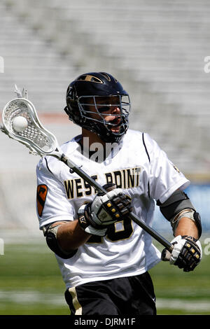 24. April 2010 - West Point, New York, USA - 24. April 2010: '' Armee Mittelfeldspieler Bonifatius, Sean (18)'' bei Lacrosse-Aktion in der Heilig Kreuz Kreuzritter bei Army Black Knights Spiel bei Michie Stadum in West Point, New York statt.  Die Kreuzfahrer fiel auf den schwarzen Knightys 13-10. (Kredit-Bild: © Alex Cena/Southcreek Global/ZUMApress.com) Stockfoto