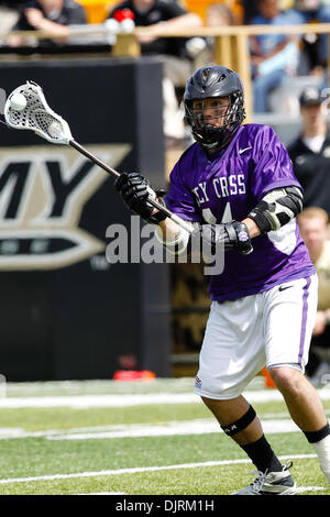 24. April 2010 - West Point, New York, USA - 24. April 2010: Holy Cross Attackman Chris Smirti (14) während der Lacrosse-Aktion in die Heilig Kreuz Kreuzfahrer an Army Black Knights Spiel an Michie Stadum in West Point, New York statt.  Die Kreuzfahrer fiel auf den schwarzen Knightys 13-10. (Kredit-Bild: © Alex Cena/Southcreek Global/ZUMApress.com) Stockfoto