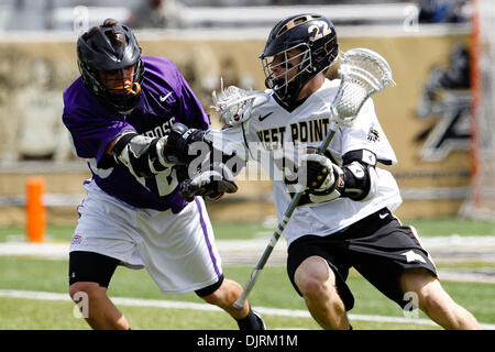 24. April 2010 - West Point, New York, USA - 24. April 2010: Holy Cross Mittelfeldspieler Conor McKenna (12) und '' Armee Mittelfeldspieler Lynch, Devin (22)'' bei Lacrosse-Aktion in die Heilig Kreuz Kreuzfahrer an Army Black Knights Spiel auf Michie Stadum in West Point, New York statt.  Die Kreuzfahrer fiel auf den schwarzen Knightys 13-10. (Kredit-Bild: © Alex Cena/Southcreek Global/ZUMApress.com) Stockfoto
