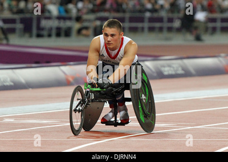 Jamie Carter GB im Mens T34 200-Meter-Rollstuhl-Lauf bei den Paralympischen Spielen 2012 in London. Stockfoto
