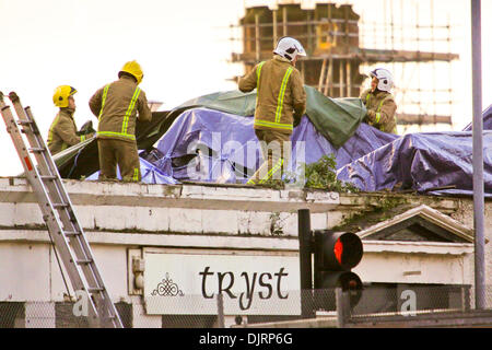 Glasgow, Schottland. 30. November 2013.  St. Andrews Tag dämmert mit Rettung Arbeitnehmer weiterhin in Szene der Polizei Hubschrauber Absturz als Betrieb Änderungen Rescue zur Erholung mit Bestätigung der Todesopfer.  Feuerwehr decken Trümmer mit planen. Bildnachweis: ALAN OLIVER/Alamy Live-Nachrichten Stockfoto