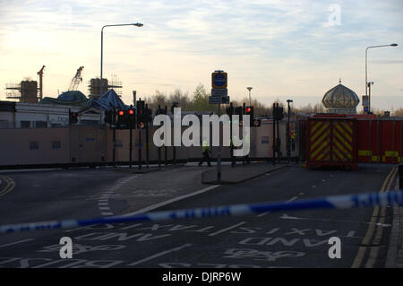 Glasgow, Schottland. 30. November 2013. Polizei und Rettung Dienstleistungen an der Clutha Bar, Stockwell Street, Glasgow, als Erholung Opertation ärgern nach einem Polizei-Hubschrauber stürzte in das Dach des Pub Credit: Tony Clerkson/Alamy Live News Stockfoto