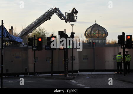 Glasgow, Schottland. 30. November 2013. Polizei und Rettung Dienstleistungen an der Clutha Bar, Stockwell Street, Glasgow, als Erholung Opertation ärgern nach einem Polizei-Hubschrauber stürzte in das Dach des Pub Credit: Tony Clerkson/Alamy Live News Stockfoto