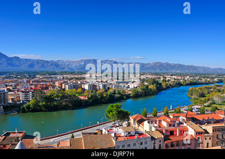 Luftbild von Tortosa, Spanien, und Fluss Ebro, mit den Häfen von Tortosa-Beseit Bergkette im Hintergrund Stockfoto