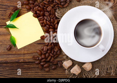 Сup von warmem Kaffee Bohnen auf der Holzoberfläche. Freiraum für Ihren text Stockfoto