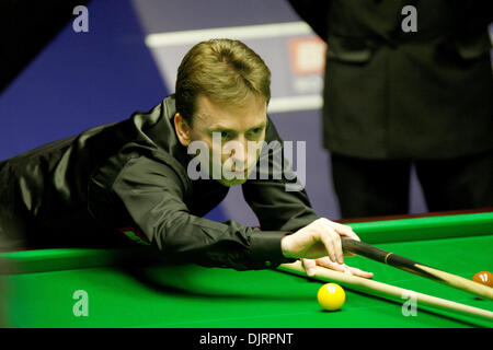 18. April 2010 - Sheffield, England - 18. April 2010: Ken Doherty von Irland in Aktion wieder Mark Selby von England, während der 1. Runde der Betfred Snooker-WM im Crucible Theater am 17. April 2010 in Sheffield, England (Credit-Bild: © Michael Cullen/Southcreek Global/ZUMApress.com) Stockfoto