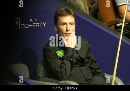 18. April 2010 - Sheffield, England - 18. April 2010: Ken Doherty von Irland in Aktion wieder Mark Selby von England, während der 1. Runde der Betfred Snooker-WM im Crucible Theater am 17. April 2010 in Sheffield, England (Credit-Bild: © Michael Cullen/Southcreek Global/ZUMApress.com) Stockfoto