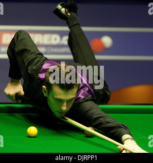 18. April 2010 - Sheffield, England - 18. April 2010: Mark Selby Englands in Aktion AgainKen Doherty von Irland, während der 1. Runde der Betfred Snooker-WM im Crucible Theater am 17. April 2010 in Sheffield, England (Credit-Bild: © Michael Cullen/Southcreek Global/ZUMApress.com) Stockfoto