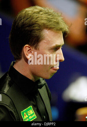 18. April 2010 - Sheffield, England - 18. April 2010: Ken Doherty von Irland in Aktion wieder Mark Selby von England, während der 1. Runde der Betfred Snooker-WM im Crucible Theater am 17. April 2010 in Sheffield, England (Credit-Bild: © Michael Cullen/Southcreek Global/ZUMApress.com) Stockfoto