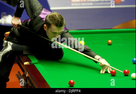 18. April 2010 - Sheffield, England - 18. April 2010: Mark Selby Englands in Aktion AgainKen Doherty von Irland, während der 1. Runde der Betfred Snooker-WM im Crucible Theater am 17. April 2010 in Sheffield, England (Credit-Bild: © Michael Cullen/Southcreek Global/ZUMApress.com) Stockfoto