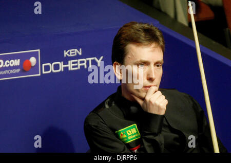 18. April 2010 - Sheffield, England - 18. April 2010: Ken Doherty von Irland in Aktion wieder Mark Selby von England, während der 1. Runde der Betfred Snooker-WM im Crucible Theater am 17. April 2010 in Sheffield, England (Credit-Bild: © Michael Cullen/Southcreek Global/ZUMApress.com) Stockfoto