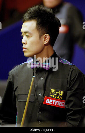 18. April 2010 - Sheffield, England - SHEFFIELD, ENGLAND - 18 APRIL: Marco Fu Hong Kongs im Kampf gegen Martin Gould von England, während der 1. Runde der Betfred Snooker-WM im Crucible Theater am 18. April 2010 in Sheffield, England. (Kredit-Bild: © Michael Cullen/Southcreek Global/ZUMApress.com) Stockfoto