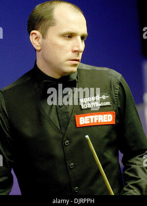 18. April 2010 - Sheffield, England - SHEFFIELD, ENGLAND - APRIL 18: Joe Perry von England im Kampf gegen Michael Holt Englands, während der 1. Runde der Betfred Snooker-WM im Crucible Theater am 18. April 2010 in Sheffield, England. (Kredit-Bild: © Michael Cullen/Southcreek Global/ZUMApress.com) Stockfoto