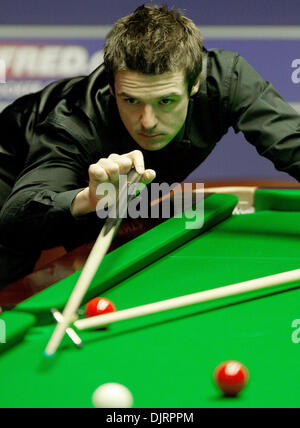 18. April 2010 - Sheffield, England - SHEFFIELD, ENGLAND - APRIL 18 Michael Holt von England im Kampf gegen Joe Perry von England, während der 1. Runde der Betfred Snooker-WM im Crucible Theater am 18. April 2010 in Sheffield, England. (Kredit-Bild: © Michael Cullen/Southcreek Global/ZUMApress.com) Stockfoto