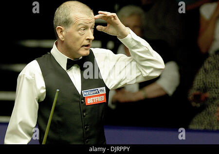 19. April 2010 - Sheffield, England - SHEFFIELD, ENGLAND - 19 APRIL: Steve Davis von England im Kampf gegen Mark King von England, während der 1. Runde der Betfred Snooker-WM im Crucible Theater in Sheffield, England. (Kredit-Bild: © Michael Cullen/Southcreek Global/ZUMApress.com) Stockfoto