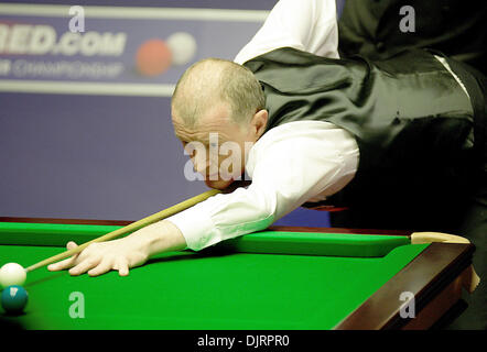 19. April 2010 - Sheffield, England - SHEFFIELD, ENGLAND - 19 APRIL: Steve Davis von England im Kampf gegen Mark King von England, während der 1. Runde der Betfred Snooker-WM im Crucible Theater in Sheffield, England. (Kredit-Bild: © Michael Cullen/Southcreek Global/ZUMApress.com) Stockfoto